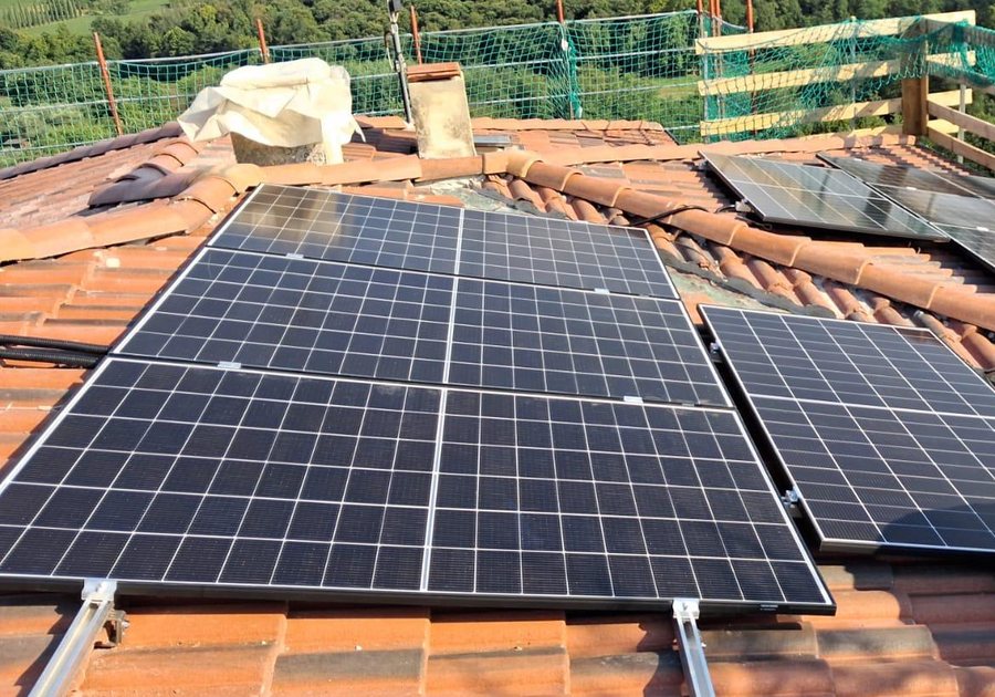 Pratiche fotovoltaico: impianto residenziale sul tetto durante il montaggio