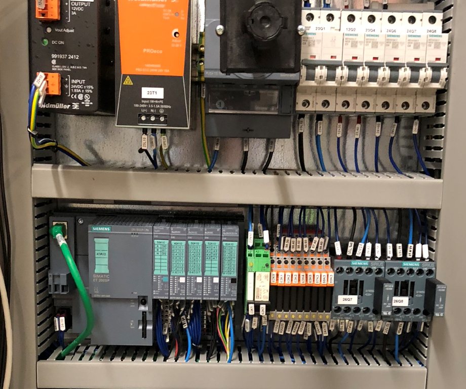 Programmazione PLC: quadro di automazione con PLC Siemens ET 200SP