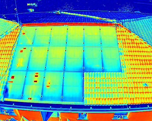 Termografia con drone di un impianto fotovoltaico su un tetto
